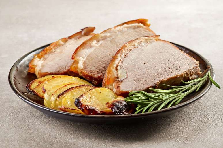 Pernil assado com batata 