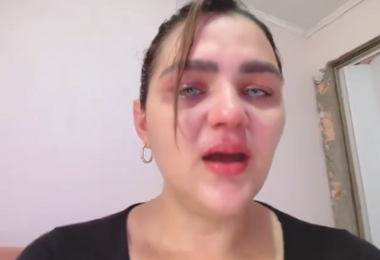 Ela tem uma amiga morta que manda vídeos horríveis para ela 