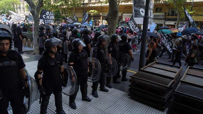 Polícia argentina patrulha manifestação contra as políticas do novo presidente argentino, Javier Milei, em Buenos Aires
