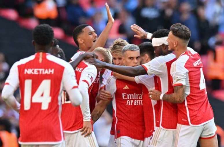 A tabela de classificação da Premier League após os jogos de Arsenal e  Liverpool