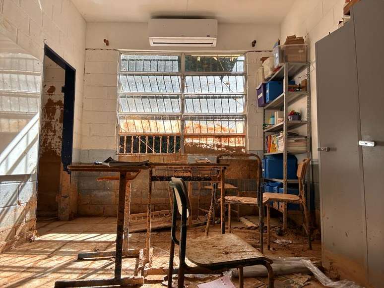The school hit by the rain gets a modern and sustainable project