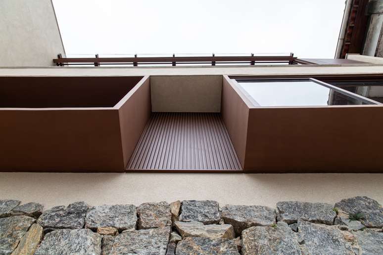 On a sloping plot, the house preserves the memory of the original architecture