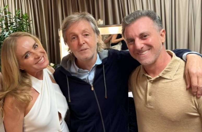 Luciano Huck e Angélica encontraram Paul McCartney e Stella McCartney nos bastidores do show do ex-Beatle no Rio de Janeiro, em 16 de dezembro de 2023