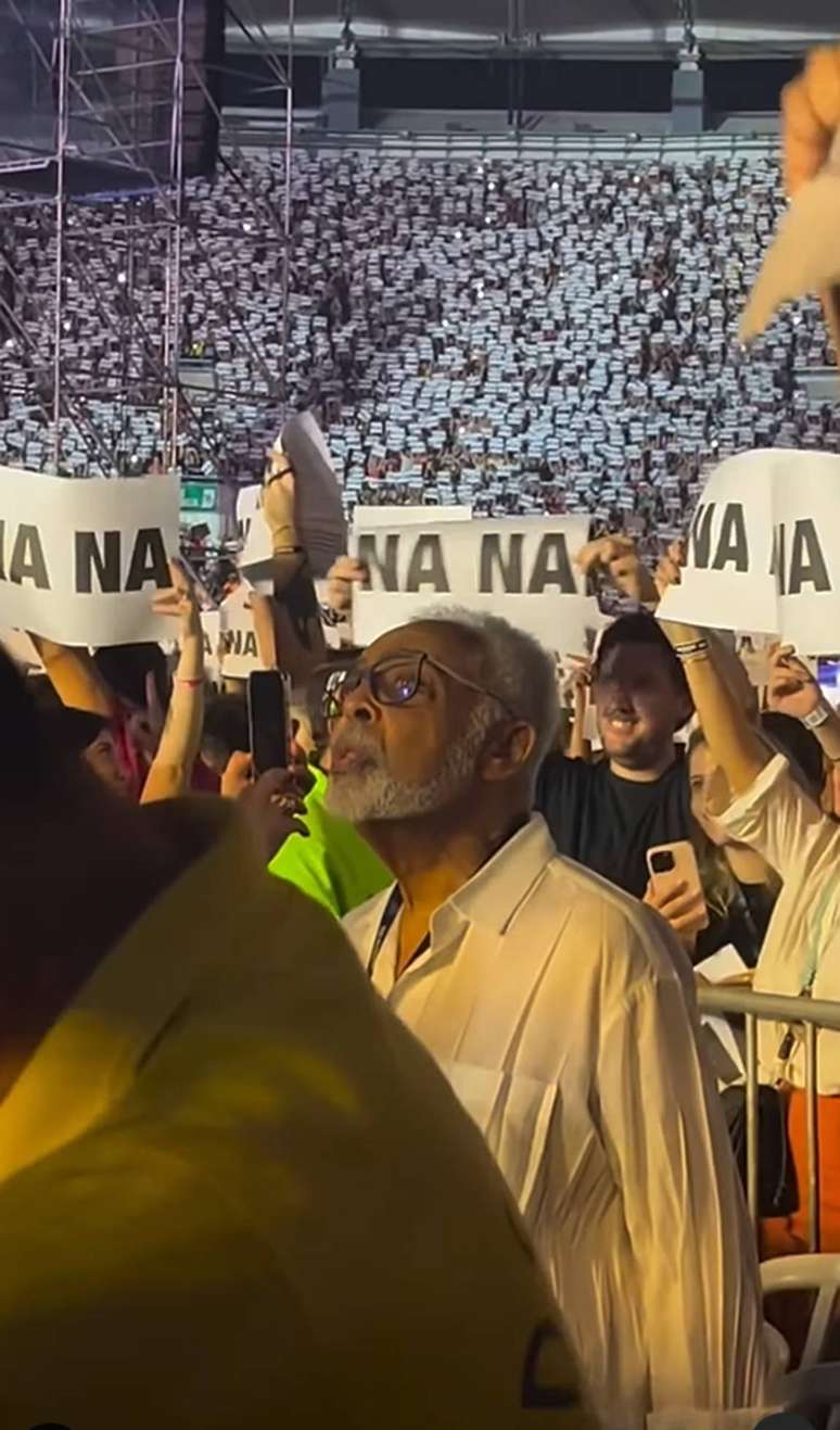 Gilberto Gil appears enjoying Paul McCartney’s last show in Rio;  clock