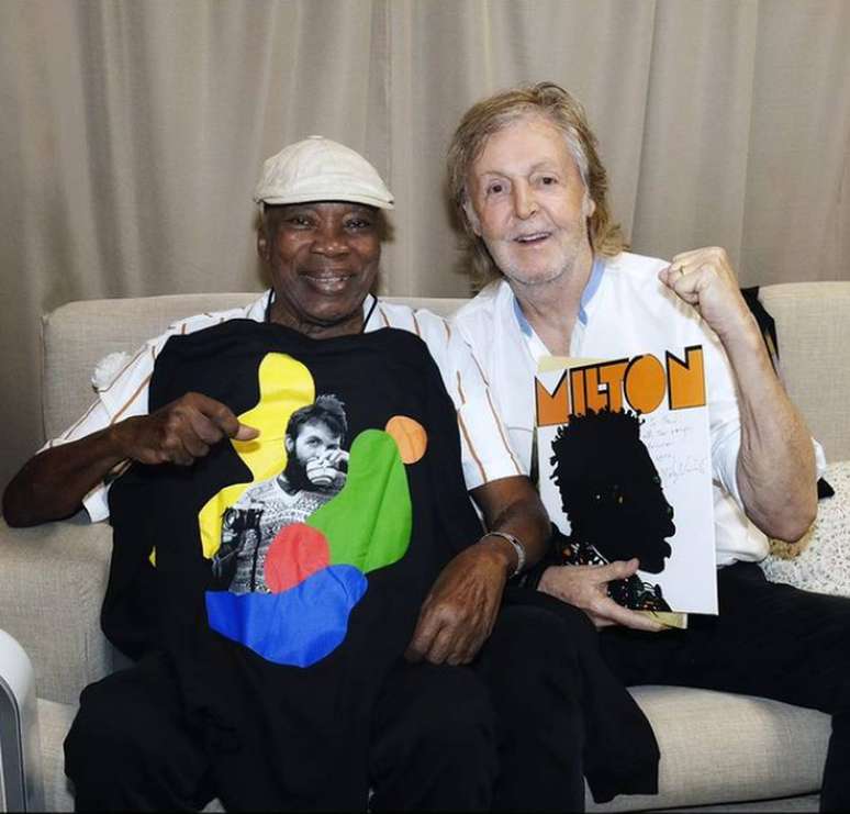 Milton Nascimento ao lado de Paul McCartney em bastidor de show do ex-Beatle no Brasil