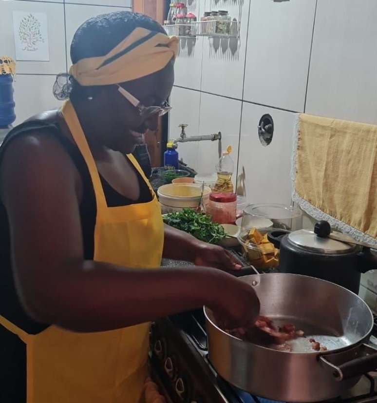 Matilde lançou o Sabor da Raiz, negócio de marmitas congeladas com foco na cozinha afetiva no Grajaú, periferia de São Paulo