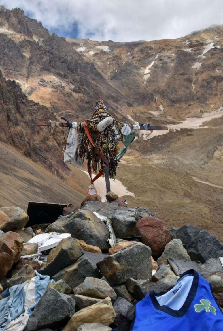 Os restos das v&iacute;timas fatais da trag&eacute;dia de 1972 nos Andes repousam sob uma cruz no Vale das L&aacute;grimas, onde caiu o avi&atilde;o da For&ccedil;a A&eacute;rea Uruguaia