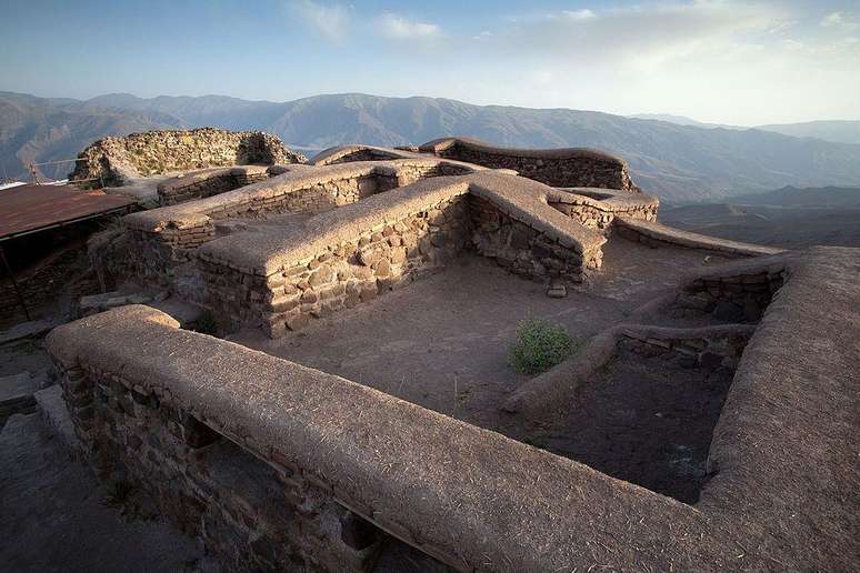 Ruínas do que foi outrora a fortaleza dos assassinos, Alamut, ainda podem ser vistas sobre as montanhas do atual Irã