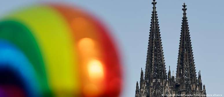 Apesar do não reconhecimento da Santa Sé, a benção de casais do mesmo sexo já vinha sendo praticada por alguns padres, por exemplo, na Alemanha.