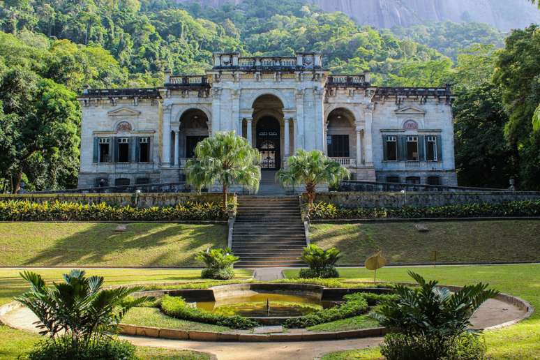 O Parque Lage é um refúgio verde com cerca de 52 hectares situado aos pés do Morro do Corcovado