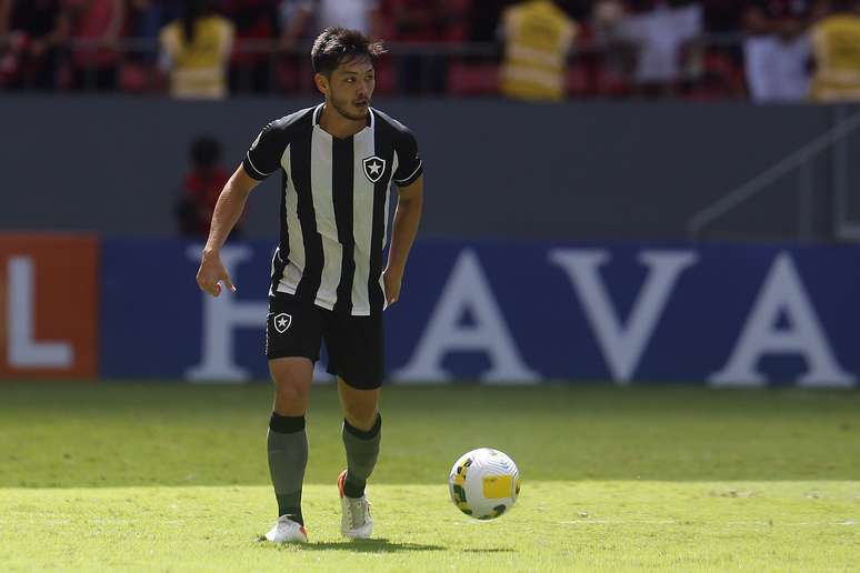 Luís Oyama em ação pelo Botafogo 