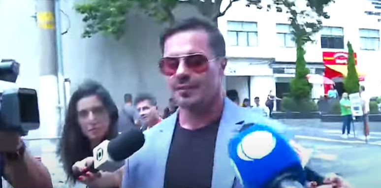 Cariani makes a statement to the Federal Police after being the target of an operation