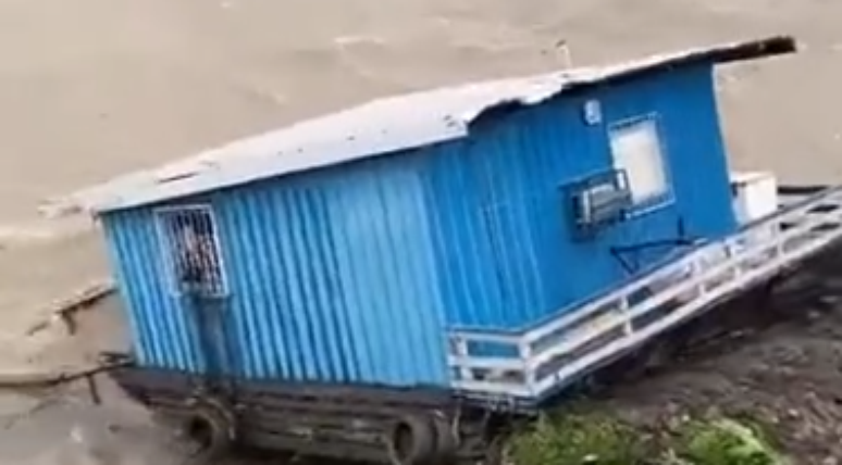 casa em Manaus desmoronando após tempestade que atingiu o estado. 