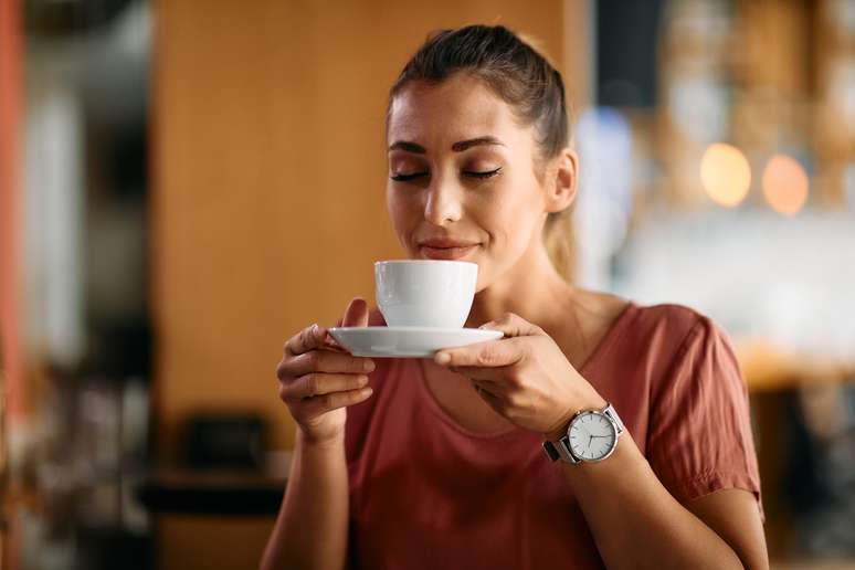 Entenda os benefícios do café e os problemas que o exagero pode causar