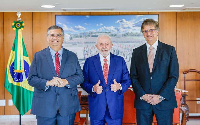 O presidente Lula (PT) com o novo ministro do STF, Flávio Dino, e novo PGR, Paulo Gonet