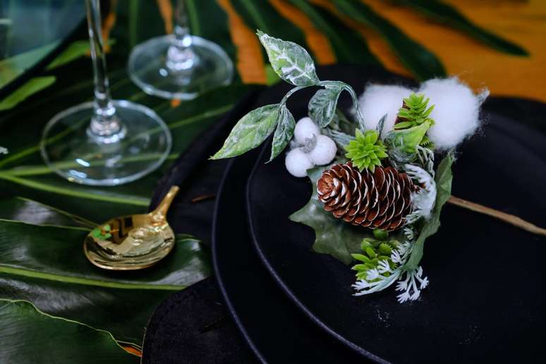 Mesa posta com produtos da Chá de Cozinha, montada pela arquiteta Rafaela Costa.