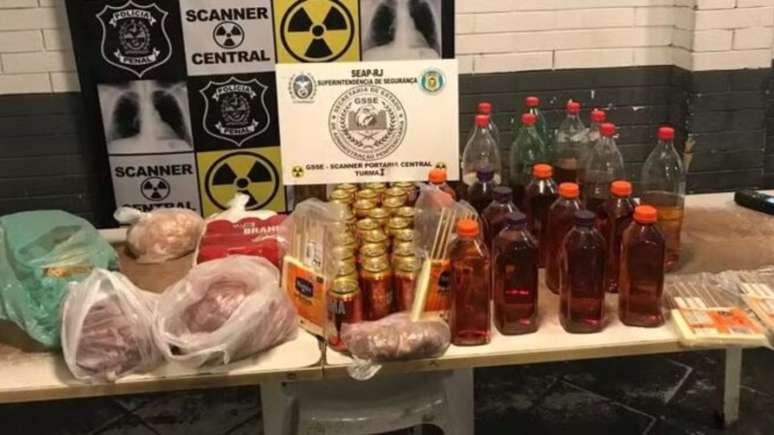 No total, foram encontrados 35 pacotes de cigarro, 18 garrafas com bebidas, 20 latas de cerveja e uma sacola com carnes e queijo coalho para churrasco