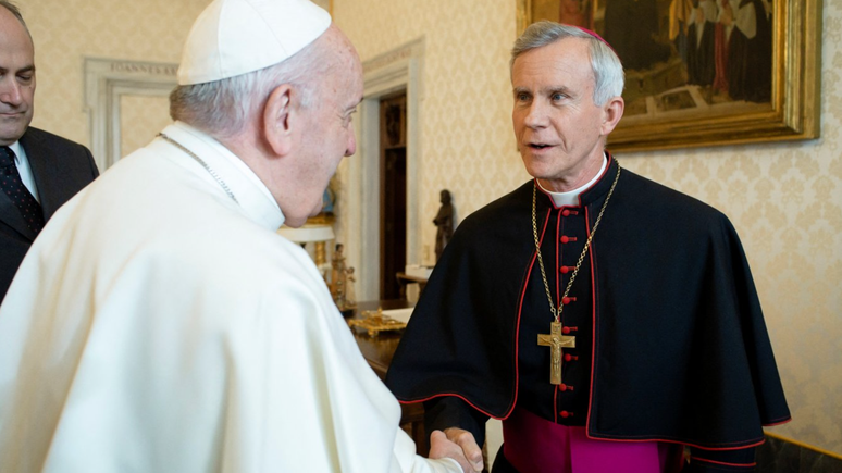 Papa Francisco e o então Bispo Joseph Strickland, do Texas, em 2020