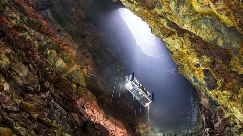The volcano in Iceland has a crane tour in the deep crater