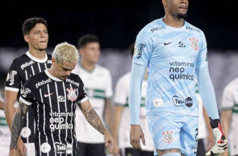 Impasse salarial emperra possível troca entre Corinthians e Santos