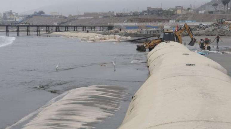 Foram construídos tubos para impedir inundações com o aumento do nível da água