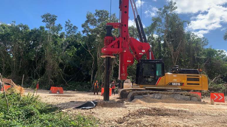 Máquinas trabalham perfurando o solo para a construção da ferrovia a poucos metros da entrada de grandes cavernas subterrâneas