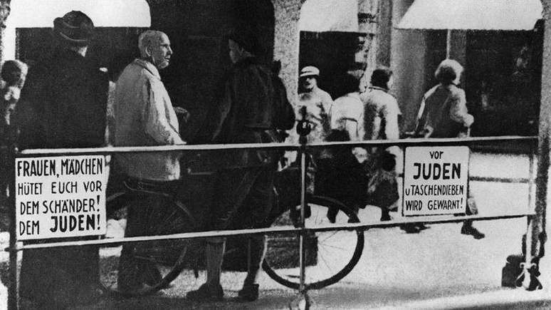 Os psic&oacute;logos t&ecirc;m estado interessados ​​em compreender o papel que a linguagem pode desempenhar ao levar popula&ccedil;&otilde;es inteiras a endossar os maus-tratos a outras pessoas