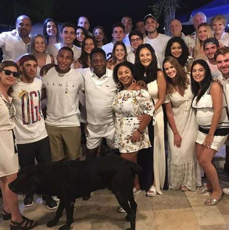 O maior jogador de futebol de todos os tempos teve sete filhos: Edinho, que tamb&eacute;m foi jogador, Joshua, Celeste, Kelly, Fl&aacute;via, Jennifer e Sandra Regina, que chamou aten&ccedil;&atilde;o h&aacute; alguns anos por conta do imbr&oacute;glio judicial para ser reconhecida pelo pai