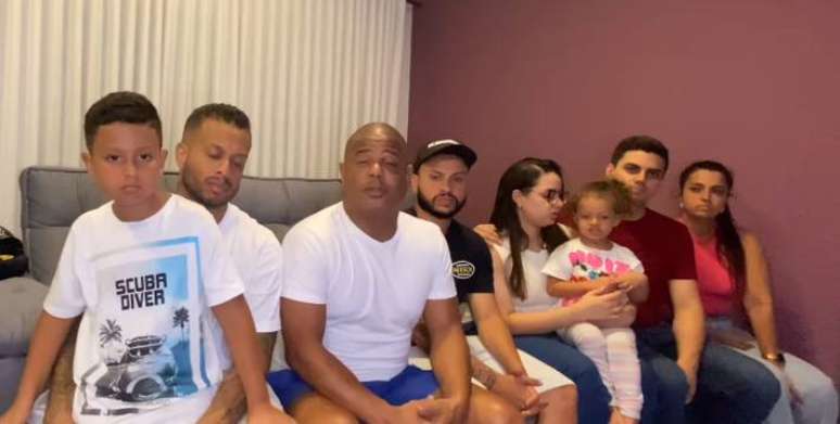 Ap&oacute;s ser v&iacute;tima de um sequestro-rel&acirc;mpago, o ex-jogador de futebol Marcelinha Carioca fez uma publica&ccedil;&atilde;o em suas redes sociais, ao lado de familiares.