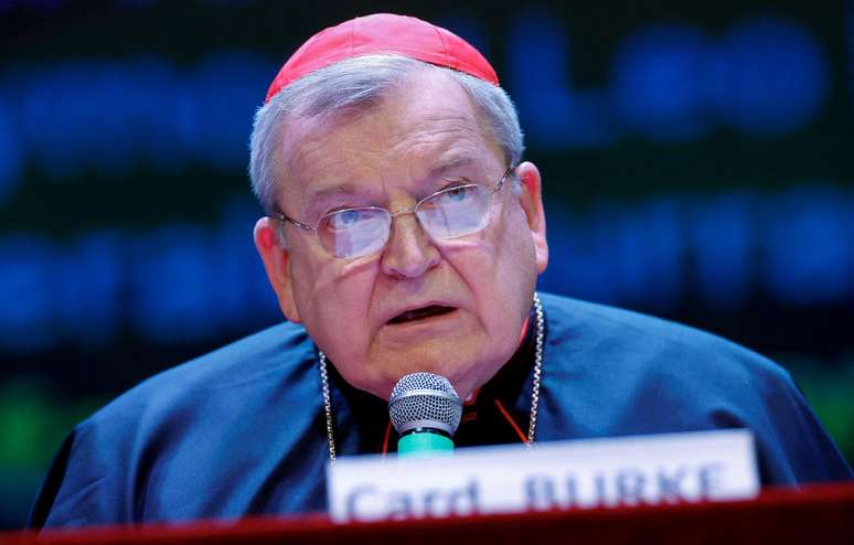 Papa Francisco decidiu despejar cardeal Raymond Burke (foto) de seu apartamento funcional no Vaticano e cortar seu salário