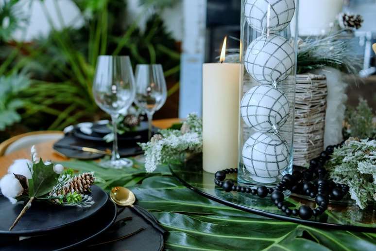 Mesa posta com produtos da Chá de Cozinha, montada pela arquiteta Rafaela Costa.