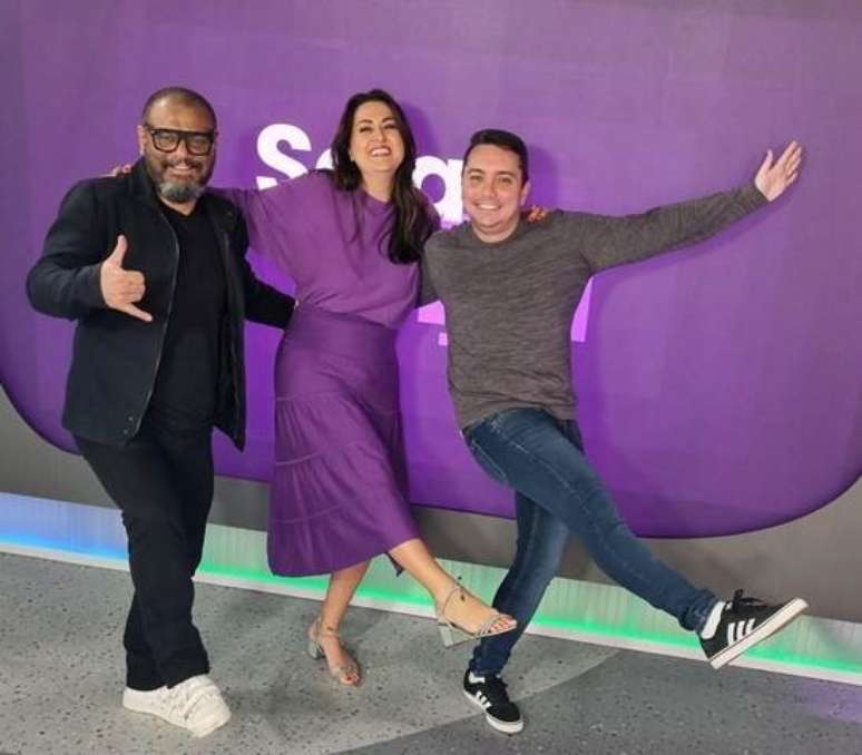 O Sala de TV é apresentado pelos jornalistas Jeff Benício, Natalia Manginelli e Glauco Lopes