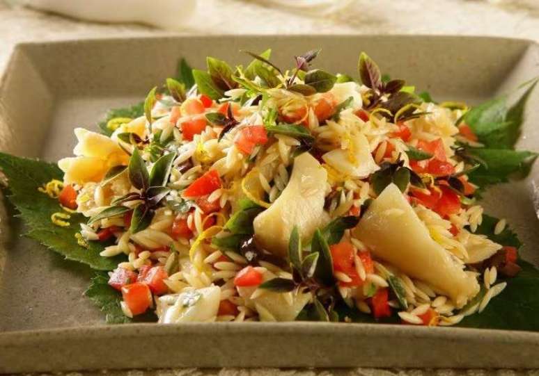 Salada de macarrão com bacalhau
