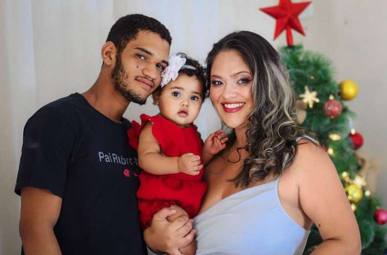 Jéssica, a filha Maria Eduarda e o marido formam uma família sorodiferente