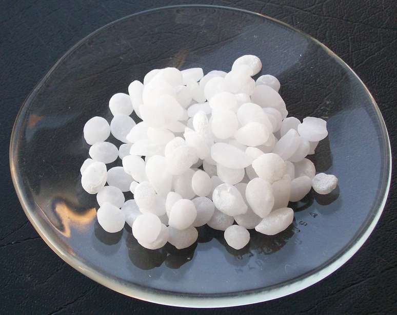 Hidróxido de sódio, conhecido popularmente como soda cáustica (Imagem: Walkerma/Wikimedia Commons)