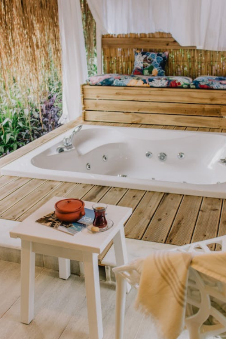 Jacuzzi externa: refúgio ao ar livre com jacuzzi aconchegante, envolvido por natureza e detalhes para um relaxamento perfeito