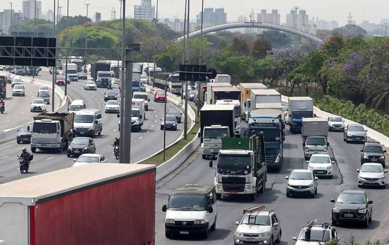 Trânsito fluindo na Marginal Tietê próximo a Ponte da Vila Guilherme na data do registro da imagem. Nesta quarta-feira, 20, a prefeitura suspendeu o rodízio, por causa de tombamento de um caminhão na via.