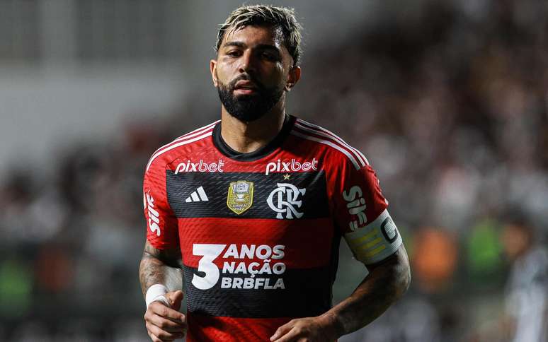 Valor da nova camisa do Flamengo recebe críticas de torcedores na web: 'Vem  com o Arrascaeta?' - Lance!