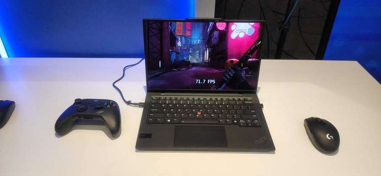 The new Lenovo ThinkPad X1 Carbon, ultra-thin with productivity-focused Intel Core Ultra, can offer superior performance to entry-level gaming notebooks. (Image: Daniel Trefilio / Canaltech) The new Lenovo ThinkPad X1 Carbon, ultra-thin with productivity-focused Intel Core Ultra, can offer superior performance to entry-level gaming notebooks. (Image: Daniel Trefilio / Canaltech)