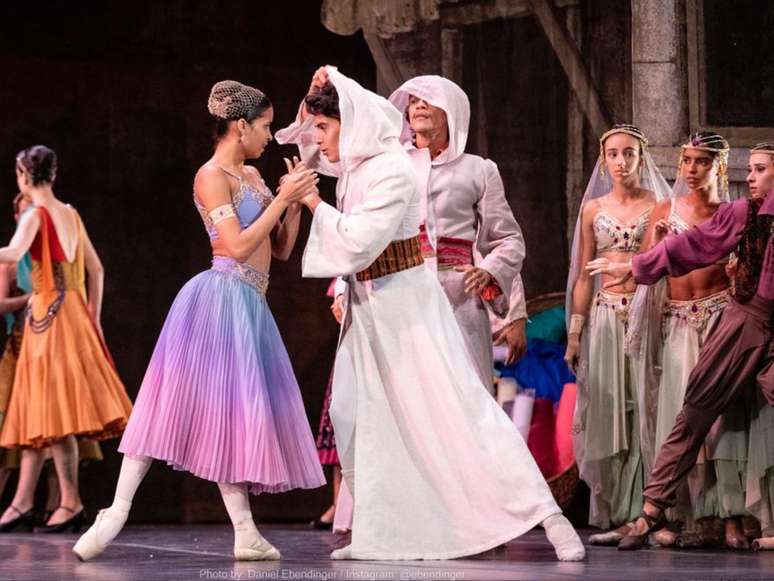 Imagem mostra parte do corpo de ballet do espetáculo "O Corsário", em cartaz no Rio de Janeiro