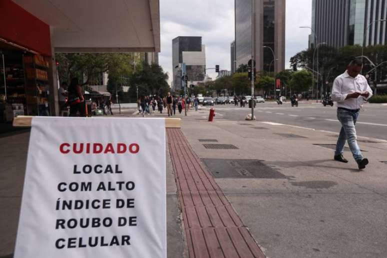 Placa colocada na Avenida Brigadeiro Faria Lima, próximo à esquina com a Avenida Rebouças