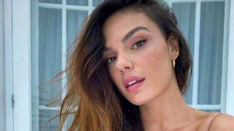 Isis Valverde shows off a thong body: ‘Wonderful’