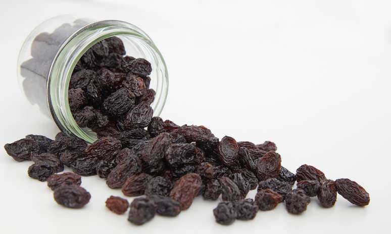 Raisins: from the erotic food of the Bible to the controversy of Christmas dinner