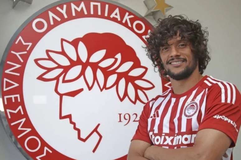 Gustavo Scarpa vestindo a camisa do Olympiacos