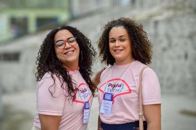 Duas fundadoras da Pajubá Tech na periferia do Recife: Luana Maria, 23 anos, e Ájò Nasidí, 27 anos