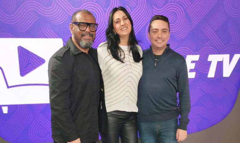 Jeff Benício, Natália Manginelli e Glauco Lopes no estúdio do 'Sala de TV'