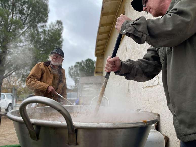 Samuel Schultz e outros voluntários locais cozinham e entregam comida diariamente nos campos