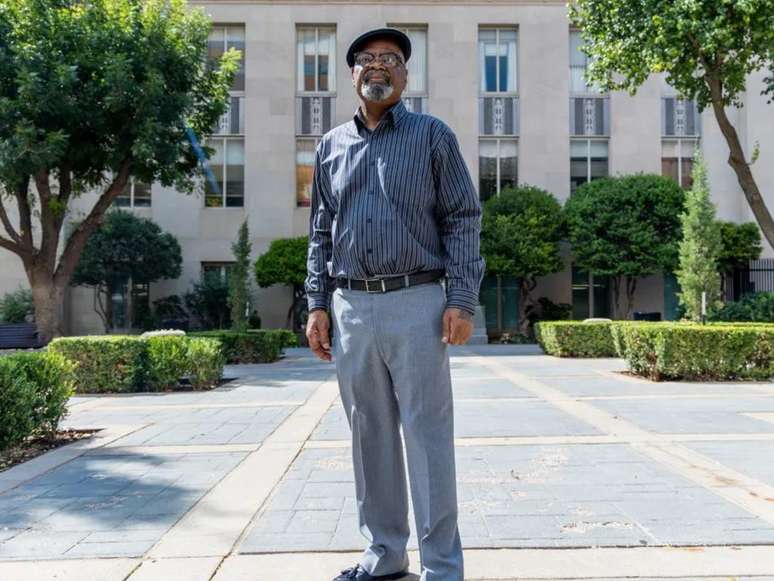 A imagem mostra Glynn Simmons, um homem negro e grisalho. Ele foi libertado da prisão, nesta terça-feira (19), após uma sentença injusta.