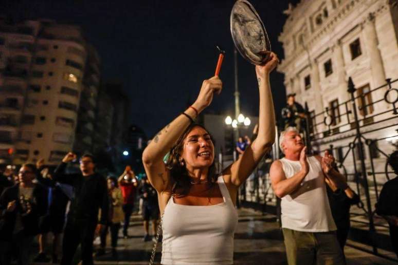 Após anúncio de Milei, centenas de pessoas se reuniram em frente ao Congresso argentino para protestar