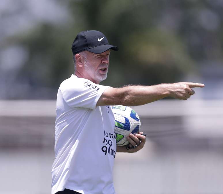 Between departures and arrivals, Corinthians should have a reformulated midfield for 2024